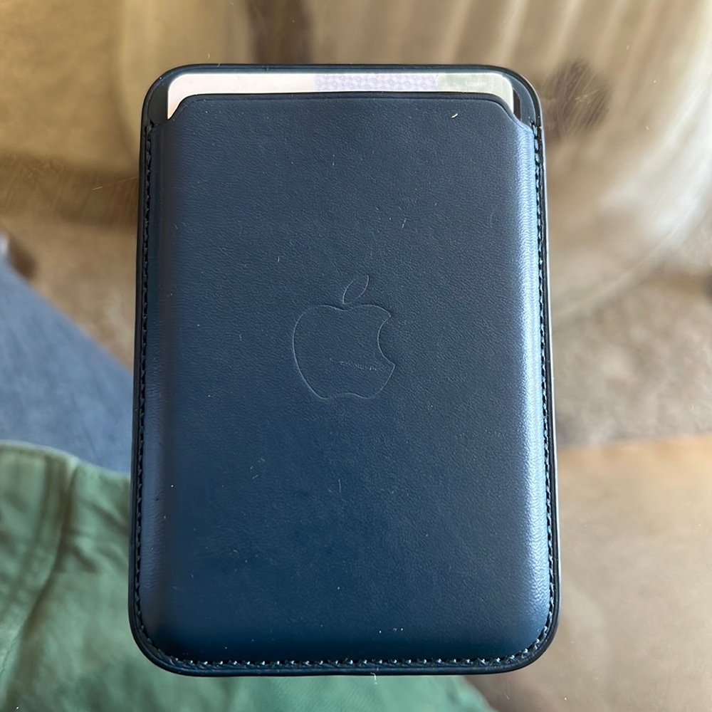 iPhone MagSafe leather wallet